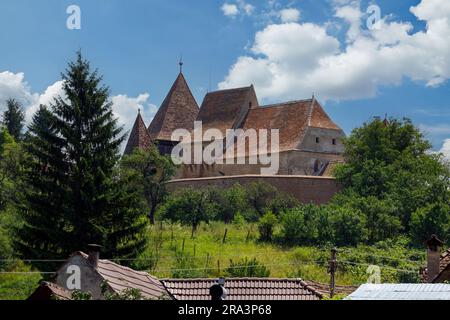La iglesia fortificada de Alma VII en Rumania Foto de stock