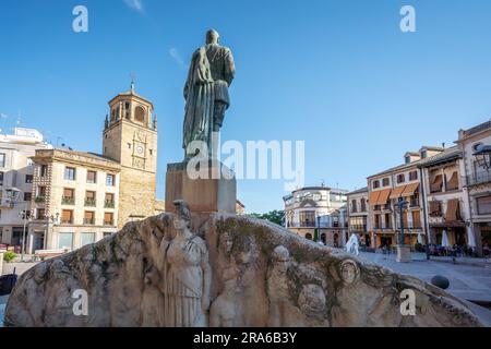 Monumento General Leopoldo Saro Marin y Torre del Reloj en Plaza Andalucía - Ubeda, Jaén, España Foto de stock