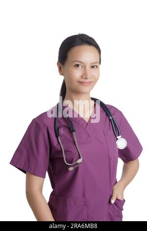 Hermosa mujer asiática médico o enfermera vestida en matorrales púrpura aislados en un fondo blanco con espacio de copia Foto de stock