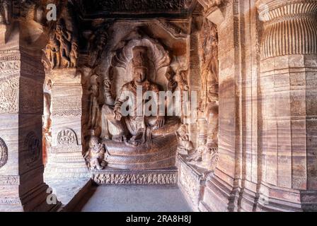 Cueva 3 del siglo VI dedicada a Vishnu, es la más grande y elaborada en Badami, Karnataka, el sur de la India, India, Asia Foto de stock