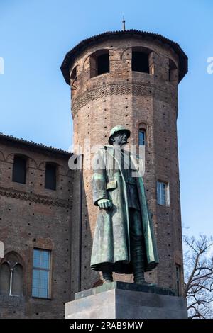 Estatua de un soldado junto al Monumento a Emanuele Filiberto Duque de Aosta en Piazza Castello, Turín, Italia Foto de stock
