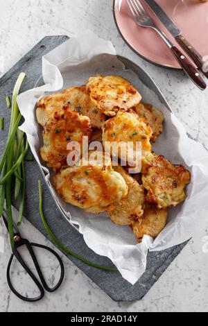 Pollo frito en masa de panqueques Foto de stock