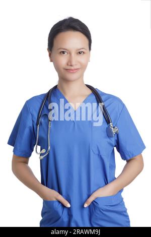 Hermosa mujer asiática médico o enfermera vestida en matorrales azules aislados en un fondo blanco con espacio de copia Foto de stock