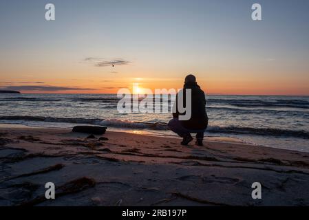 Amanecer en la playa de Thiessow, Mar Báltico, Isla Rügen, Mecklemburgo-Pomerania Occidental, Alemania Foto de stock