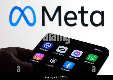 Todas las aplicaciones de Meta Platforms en la pantalla del teléfono inteligente Facebook, Instagram, WhatsApp, Messenger, hilos, Meta Quest, lugar de trabajo. Concepto Stafford, United Foto de stock