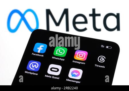 Todas las aplicaciones de Meta Platforms en la pantalla del teléfono inteligente Facebook, Instagram, WhatsApp, Messenger, hilos, Meta Quest, lugar de trabajo. Concepto Stafford, United Foto de stock