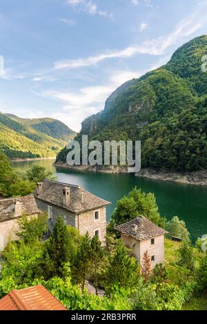 Lago di Vogorno en Ticino con casas de piedra, Suiza Foto de stock