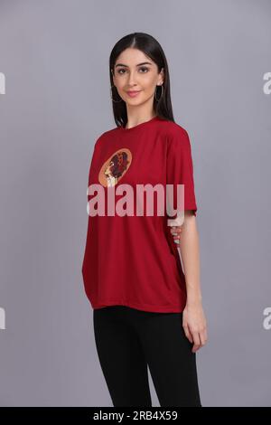 Modelo femenino que lleva la camiseta / modelo de la camiseta Foto de stock