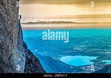 Escena de escalada en la montaña Grigna en los alpes de Lecco Foto de stock