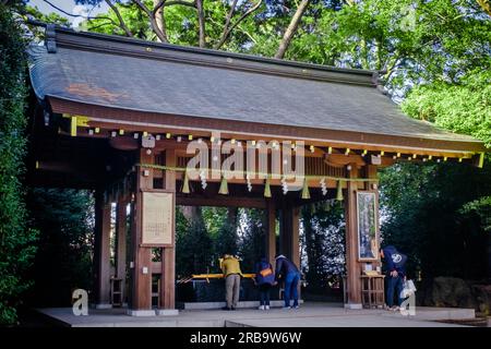 Casi todos los santuarios sintoístas tienen un “temizusha” (手水舎), que es una pequeña estructura con una fuente de agua de piedra en constante funcionamiento donde los visitantes lavan Foto de stock