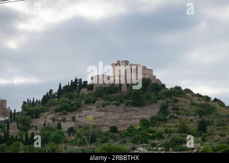 El castillo de Santueri, Fortaleza iglesia San Salvador, Arta, Mallorca, España Foto de stock