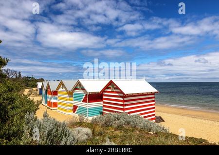 Brighton Beach Victorian baños boxes. Coloridas cabañas de playa pintadas de colores brillantes bordean la arena en Melbourne, Australia. Son altamente deseables y externos Foto de stock