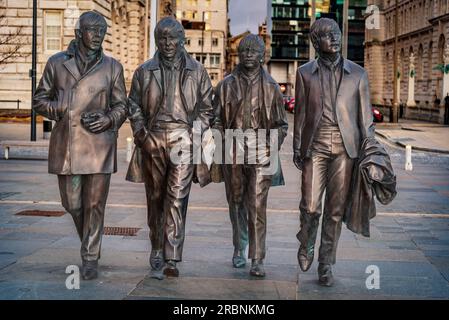 Estatua de los Beatles en el pierhead en Liverpool. Foto de stock