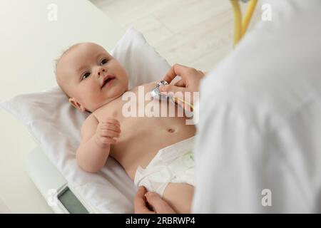 Pediatra examinando bebé con estetoscopio en el hospital. Atención sanitaria  Fotografía de stock - Alamy