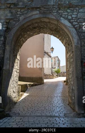 Pican, Croacia. 10 de julio de 2023. la puerta de entrada en el centro del pueblo Foto de stock