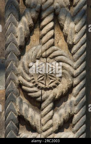 Detalle de una talla en una puerta de madera, símbolo del sol, Maramures, Rumania Foto de stock