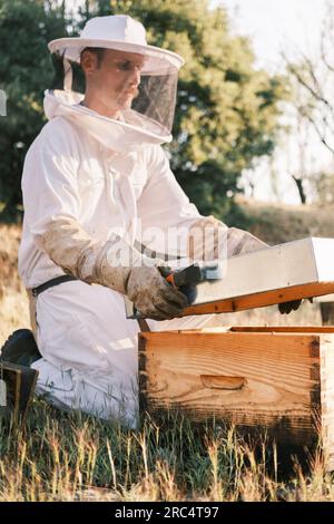 Vista lateral del apicultor masculino con disfraz protector