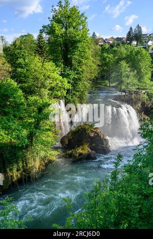 La cascada de Hrvoje (Slap Hrvoje en croata) en el pueblo de Rastoke en Slunj-Slapovi en la confluencia de los ríos Slunjcica y Korana, Ras Foto de stock