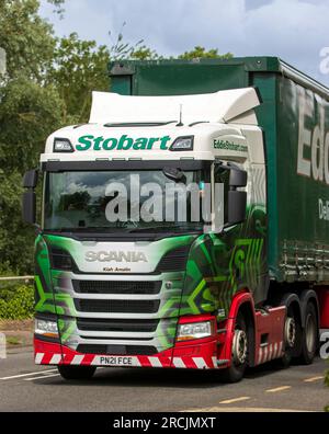 Milton Keynes, Reino Unido - 13 de julio 2023: Camión de Eddie Stobart Kiah Amalin.2021 Scania r440 Conducir en una carretera inglesa. Foto de stock