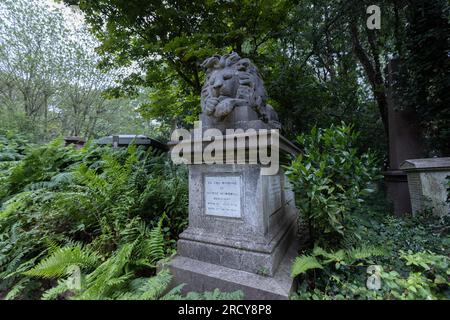 Londres, Reino Unido - 16 de julio de 2023: La tumba de George Wombwell con una escultura de su león Nerón en la parte superior en el cementerio de Highgate West, en Londres, Inglaterra. Foto de stock