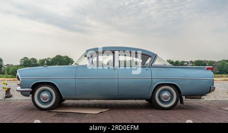 Lelystad, Países Bajos, 18.06.2023, Coche ejecutivo británico clásico Vauxhall Cresta PA de 1959 en el Día Nacional de Oldtimer Foto de stock