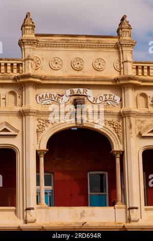 La ornamentada fachada victoriana del Marvel Bar Hotel en Coolgardie, en los campos de oro de Australia Occidental Foto de stock