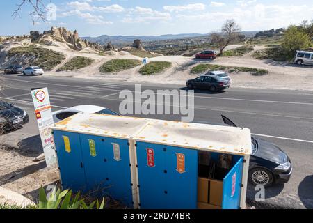 Grandes estaciones de eliminación de residuos separadas coloridas marcadas por colores.Cappadocia Tukey. Vista posterior, vista de carretera Foto de stock