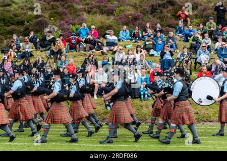 Escenas de la ciudad escocesa Tobermoray, la isla Hebridea Interior acoge los juegos de Mull Highland en el parque Erray. Que celebra el 100º año organizado por el club de juegos Mull Highland y el 150º año de juegos. Crédito: Euan Cherry Foto de stock