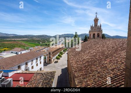 Vista aérea de la Iglesia de Santa María la Mayor, el Ayuntamiento de Ronda y la Iglesia de María Auxiliadora - Ronda, Andalucía, España Foto de stock