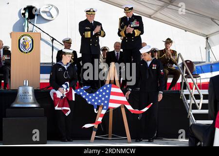 Sídney, Australia. 22º de julio de 2023. EE.UU El Almirante de la Marina Michael Gilday, Jefe de Operaciones Navales, izquierda, y el Vicealmirante Jefe de la Marina de Australia Mark Hammond, derecha, aplauden mientras los marineros descubren un emblema de embudo en forma de canguro que adornará el USS Canberra durante la ceremonia de puesta en servicio, el 22 de julio de 2023 en Sydney, Australia. La revelación del emblema es de EE.UU Oficial menor de la Marina de Segunda Clase Aiyanah Cruz, derecha, y la Marina de Australia Able Seaman Matilda Brown, izquierda. Crédito: MC1 Mark Faram/U.S. Navy Photo/Alamy Live News Foto de stock