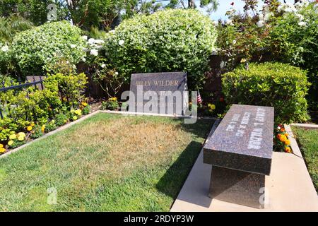 Los Ángeles, California: Tumba de BILLY WILDER en el cementerio y mortuorio Pierce Brothers Westwood Village Memorial Park Foto de stock