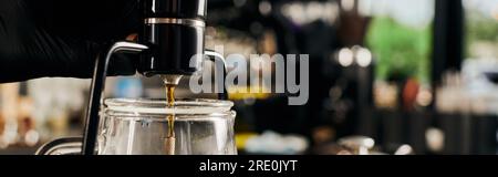 vista parcial de barista que prepara espresso fresco y regulador sifón cafetera, banner Foto de stock