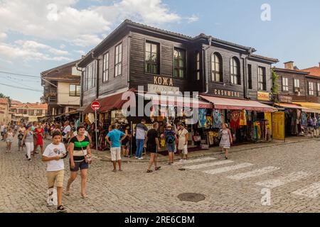 NESEBAR, BULGARIA - 24 DE JULIO de 2019: Calles empedradas en Nesebar, Bulgaria Foto de stock