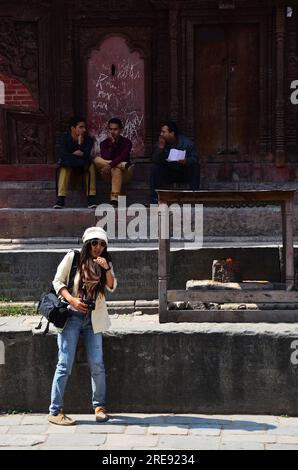 Viajeros Las mujeres tailandesas viajan visitando y tomando fotos con el antiguo edificio nepalí y la antigua arquitectura nepalí en la plaza Basantapur durbar Foto de stock