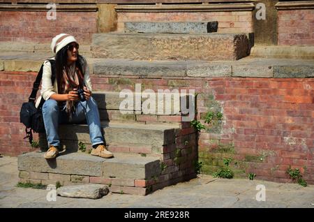 Viajeros Las mujeres tailandesas viajan visitando y tomando fotos con el antiguo edificio nepalí y la antigua arquitectura nepalí en la plaza Basantapur durbar Foto de stock