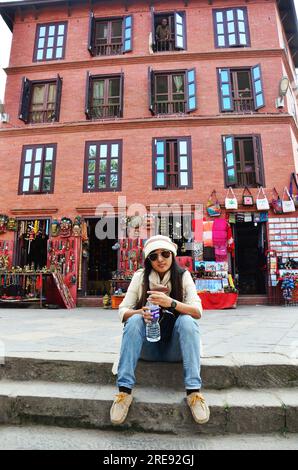 Viaje de las mujeres tailandesas de viaje Visita Tomar una foto con el recuerdo del edificio antiguo y la tienda nepalí de regalo en Swayambhunath o el templo de Swayambhu en Kat Foto de stock