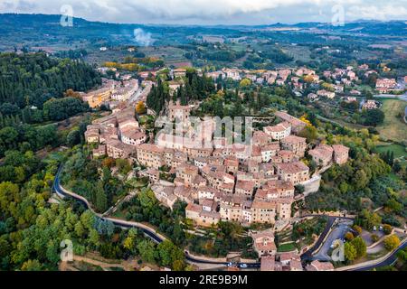 Cetona, Viajes en Toscana, Italia. Magnífica vista de la antigua aldea en la cima de la colina de Cetona, Siena, Italia. Foto de stock