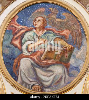 NÁPOLES, ITALIA - 22 DE ABRIL de 2023: El mosaico de San Juan Evangelista La iglesia Basílica dell Incoronata Madre del Buon Consiglio de 20. centavo Foto de stock