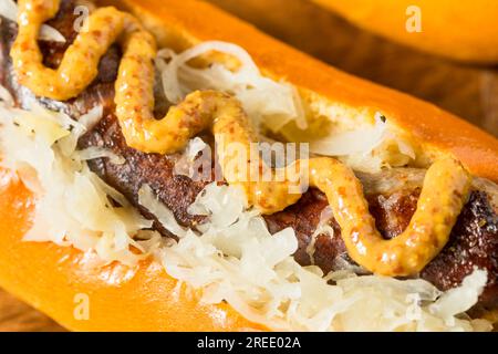 Salchicha bratwurst alemana casera con mostaza y chucrut Foto de stock