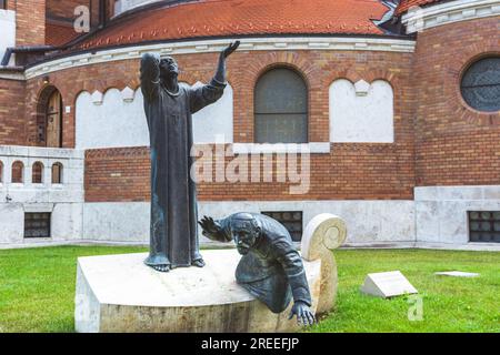 Monumento conmemorativo del Holocausto en memoria de las víctimas judías de Szeged en el parque Solidaridad detrás de la catedral de Szeged Foto de stock