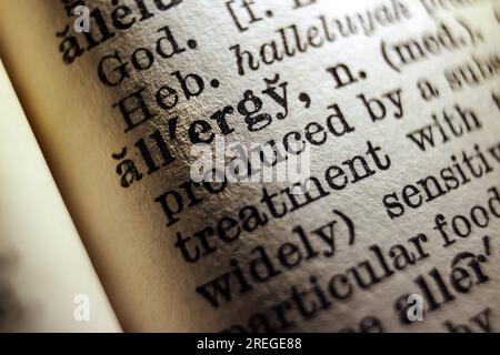 Definición de la palabra alergia en la página del diccionario, enfoque selectivo, primer plano Foto de stock