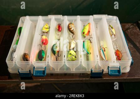 aparejos de pesca - barra giratoria con caja de señuelos y equipo de pesca  sobre mesa de madera Fotografía de stock - Alamy