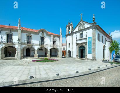 Caminha, Ayuntamiento, torre del reloj e iglesia, Minho, Portugal Foto de stock