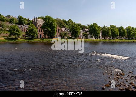 Inverness, Escocia, Reino Unido. 3 de junio de 2023. El río Ness claro y limpio a medida que fluye a través de la ciudad de Inverness, Highland, Escocia, Reino Unido. Foto de stock