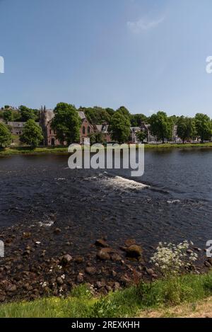 Inverness, Escocia, Reino Unido. 3 de junio de 2023. El río Ness claro y limpio a medida que fluye a través de la ciudad de Inverness, Highland, Escocia, Reino Unido. Foto de stock
