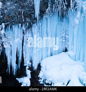 Primer plano de carámbanos en la cascada de Shirahige congelada, Biei, Hokkaido, Japón Foto de stock