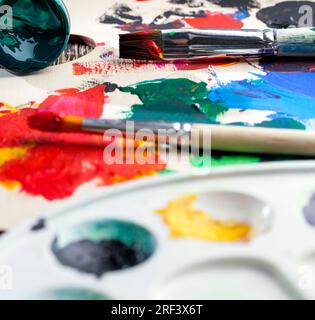 Primer Plano De Las Herramientas De Pintura Para Niños (paleta De