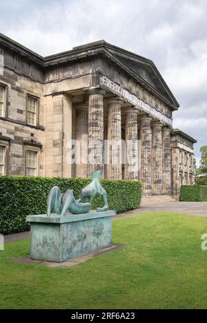Edimburgo, Escocia, Reino Unido - Una galería de arte moderna de William Burn, pórtico de entrada, con obras de Henry Moore y Martin Creed Foto de stock