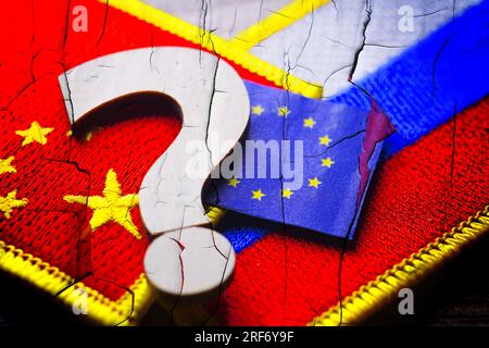 FOTOMONTAGE, Fahnen von China y Russland mit Fragezeichenn und EU-Fahne Foto de stock
