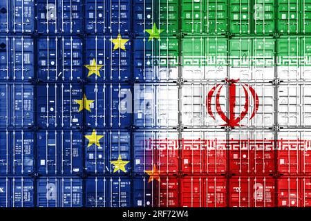 FOTOMONTAGE, Gestapelte Container mit den Fahnen von EU und dem Iran Foto de stock
